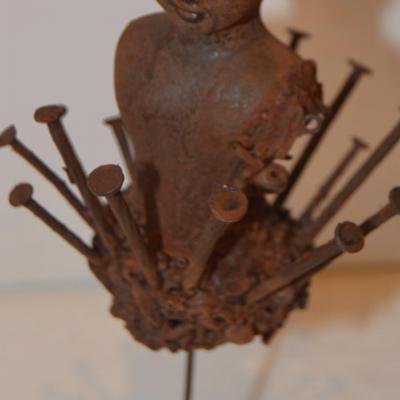 Carre detail statuette punk